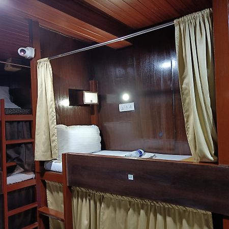 Asra Dormitory For Male And Female 뭄바이 외부 사진