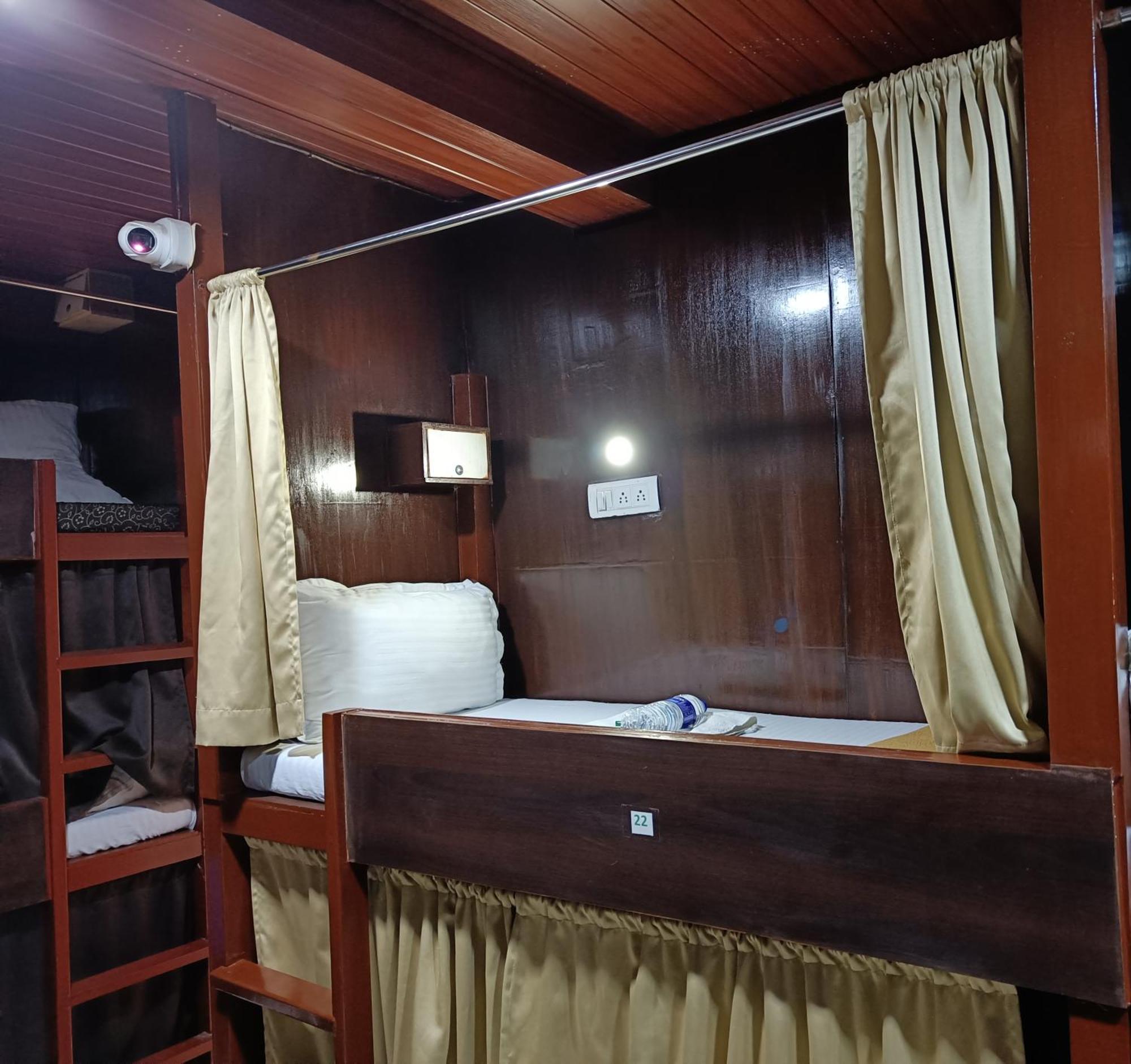 Asra Dormitory For Male And Female 뭄바이 외부 사진