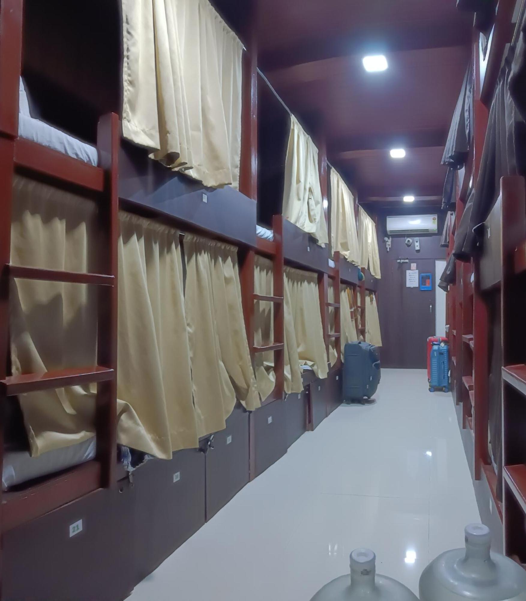 Asra Dormitory For Male And Female 뭄바이 외부 사진