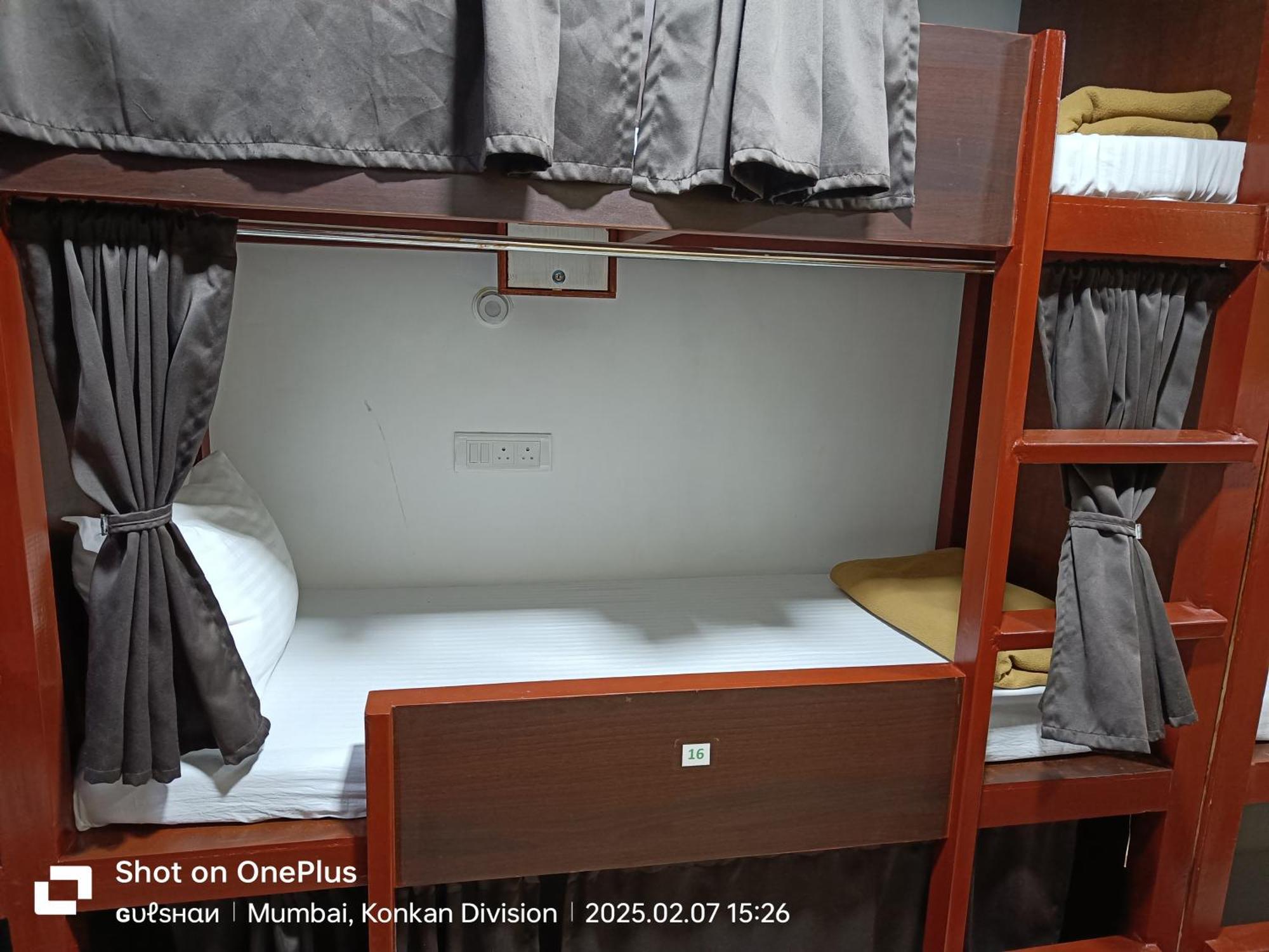Asra Dormitory For Male And Female 뭄바이 외부 사진