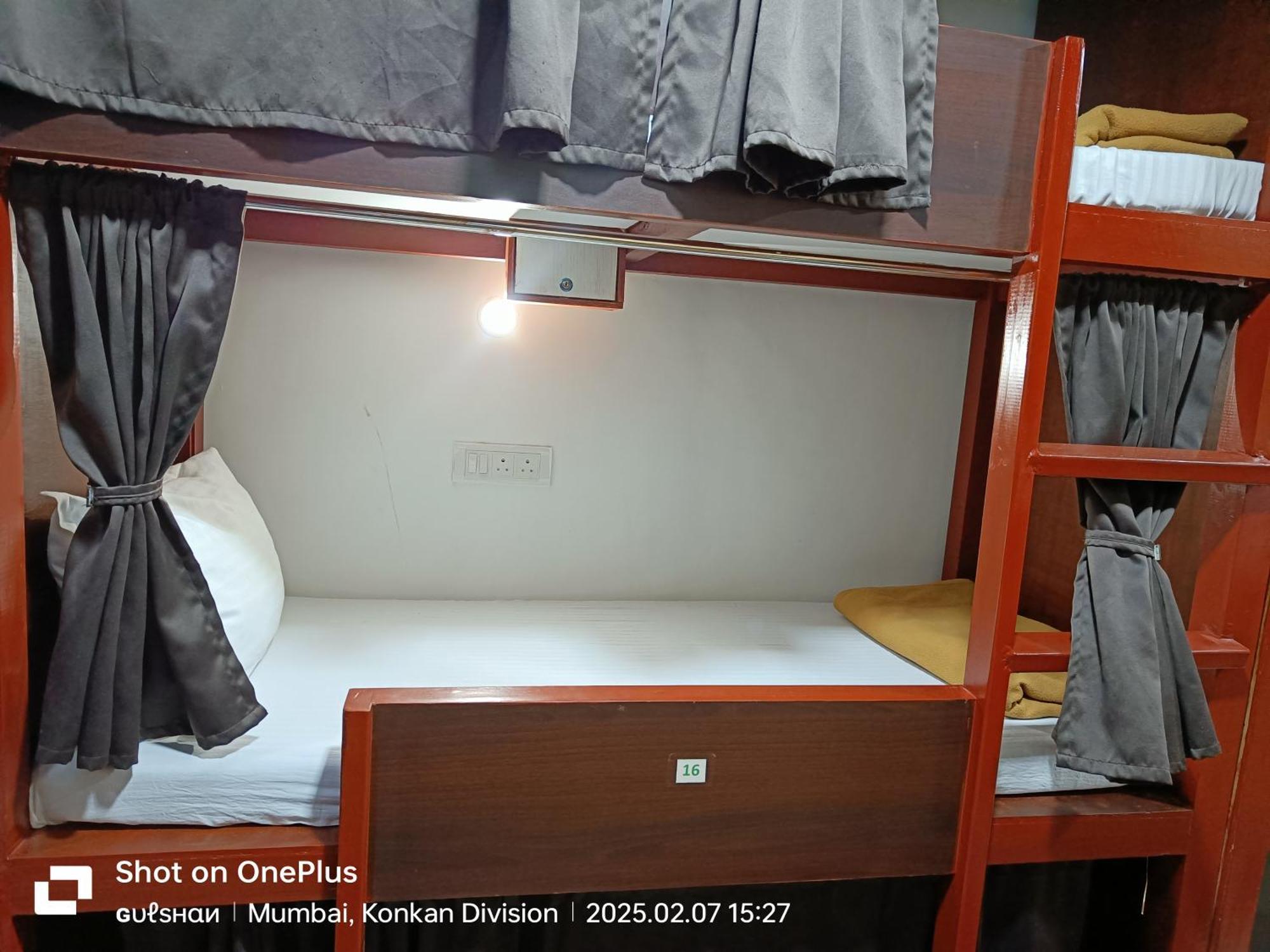 Asra Dormitory For Male And Female 뭄바이 외부 사진